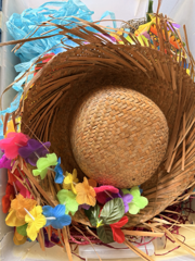 Straw hat, leis & Hawaiian decor pack